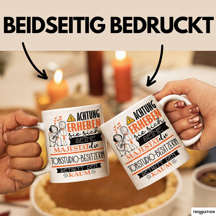 Tonstudio-Besitzerin Tasse Geschenk Lustiger Spruch Bitte Erheben Sie Sich Seine Majestät Die Tonstudio-Besitzerin Betritt Den Raum Weiß Trendation