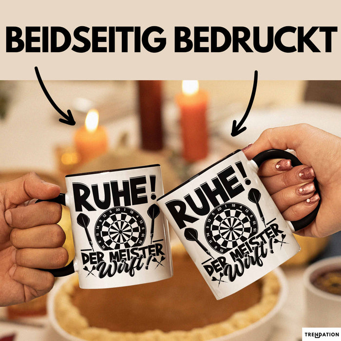 Dart-Spieler Geschenk Tasse Kaffee-Becher Darts Geschenkidee Spruch Geburtstag Ruhe Der Meister Wirft Schwarz Trendation