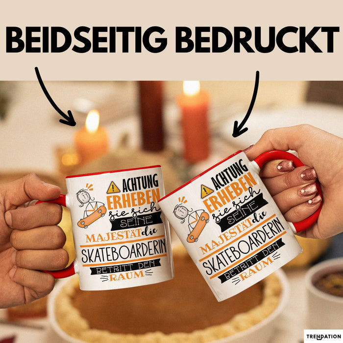 Skateboarderin Tasse Geschenk Lustiger Spruch Bitte Erheben Sie Sich Seine Majestät Die Skateboarderin Betritt Den Raum Rot Trendation