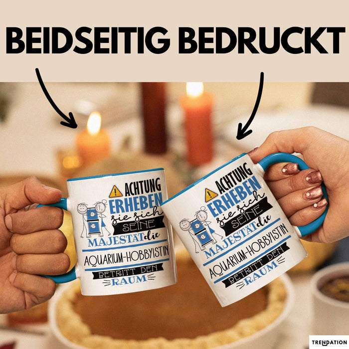 Aquarium-Hobbyistin Tasse Geschenk Lustiger Spruch Bitte Erheben Sie Sich Seine Majestät Die Aquarium-Hobbyistin Betritt Den Raum Blau Trendation