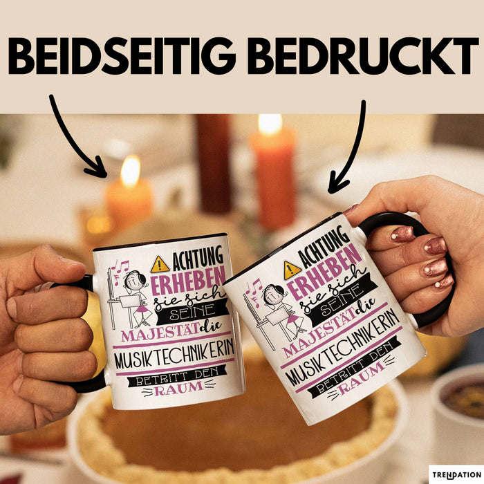 Musiktechnikerin Tasse Geschenk Lustiger Spruch Bitte Erheben Sie Sich Seine Majestät Die Musiktechnikerin Betritt Den Raum Schwarz Trendation