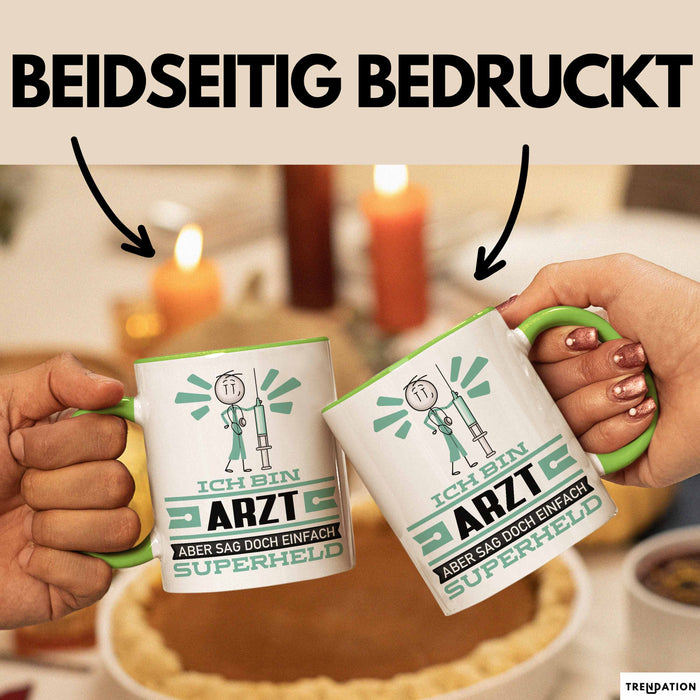 Arzt Geschenk Tasse Ich Bin Arzt Aber Sag Doch Einfach Superheld Lustige Geschenkdiee für Arzt Kaffee-Becher Grün Trendation