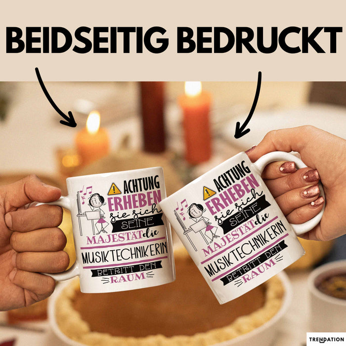 Musiktechnikerin Tasse Geschenk Lustiger Spruch Bitte Erheben Sie Sich Seine Majestät Die Musiktechnikerin Betritt Den Raum Weiß Trendation