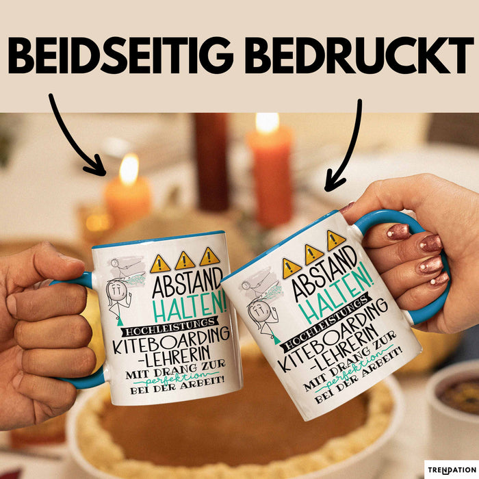 Kiteboarding-Lehrerin Tasse Geschenk Lustig Abstand Halten Hochleistungs-Kiteboarding-Lehrerin Mit Drang Zur Perfektion Bei Der Arbeit Blau Trendation