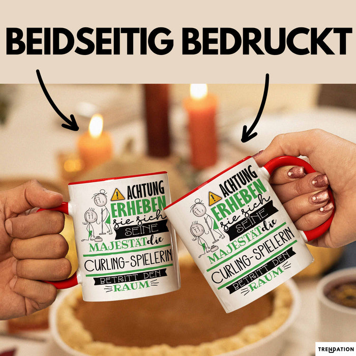 Curling-Spielerin Tasse Geschenk Lustiger Spruch Bitte Erheben Sie Sich Seine Majestät Die Curling-Spielerin Betritt Den Raum Rot Trendation