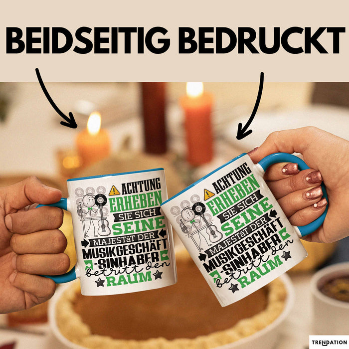 Musikgeschäftsinhaber Geschenk Tasse Lustiger Spruch Erheben Sie Sich Der Musikgeschäftsinhaber Betritt den Raum Blau Trendation