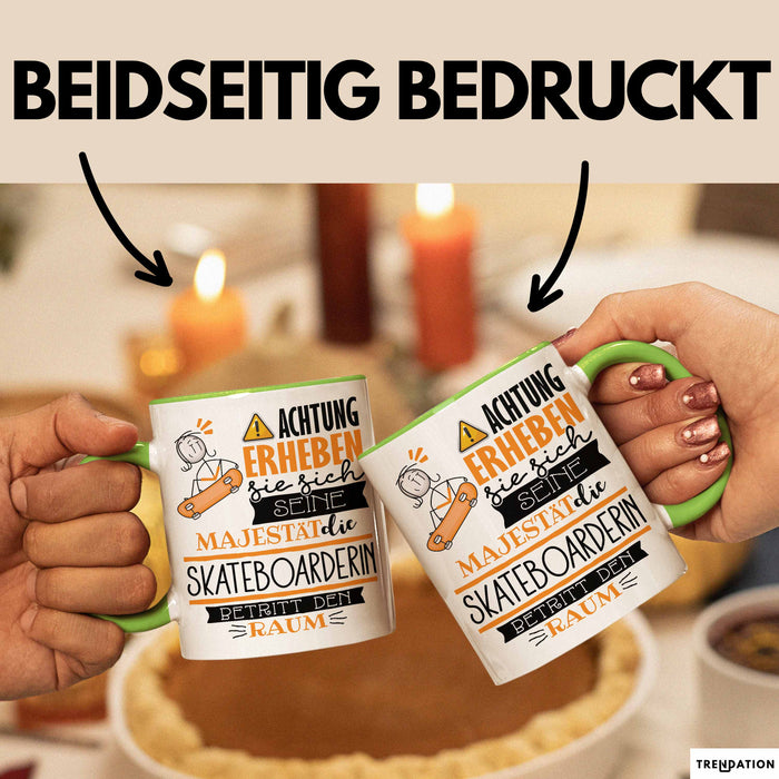 Skateboarderin Tasse Geschenk Lustiger Spruch Bitte Erheben Sie Sich Seine Majestät Die Skateboarderin Betritt Den Raum Grün Trendation