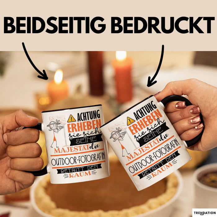 Outdoor-Fotografin Tasse Geschenk Lustiger Spruch Bitte Erheben Sie Sich Seine Majestät Die Outdoor-Fotografin Betritt Den Raum Schwarz Trendation