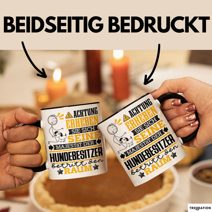 Hundebesitzer Geschenk Tasse Lustiger Spruch Erheben Sie Sich Der Hundebesitzer Betritt den Raum Schwarz Trendation