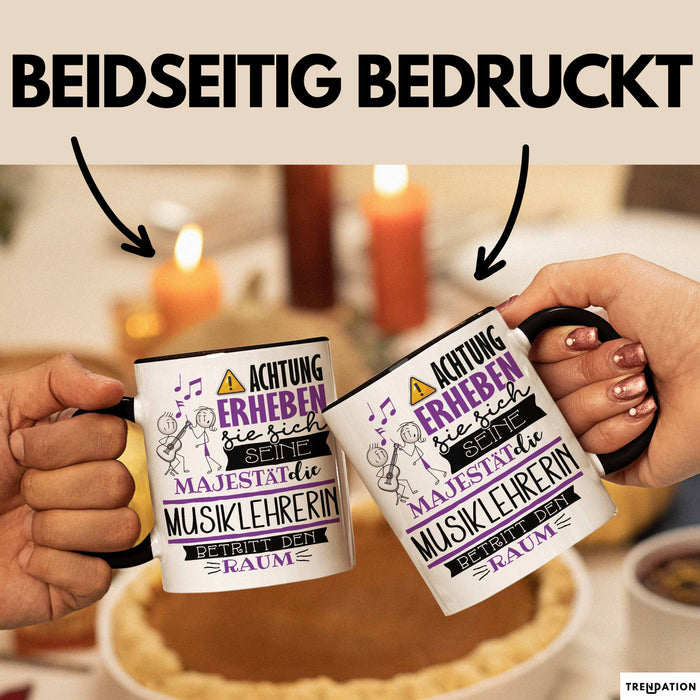 Musiklehrerin Tasse Geschenk Lustiger Spruch Bitte Erheben Sie Sich Seine Majestät Die Musiklehrerin Betritt Den Raum Schwarz Trendation