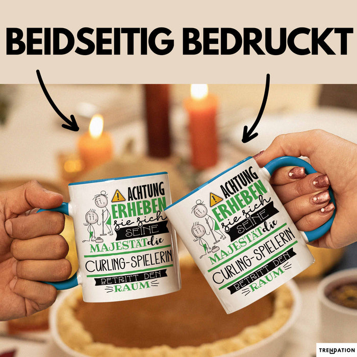 Curling-Spielerin Tasse Geschenk Lustiger Spruch Bitte Erheben Sie Sich Seine Majestät Die Curling-Spielerin Betritt Den Raum Blau Trendation