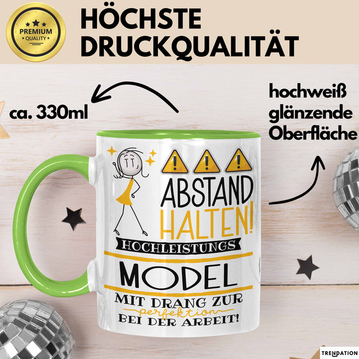 Model Tasse Geschenk Lustig Abstand Halten Hochleistungs-Model Mit Drang Zur Perfektion Bei Der Arbeit Grün Trendation