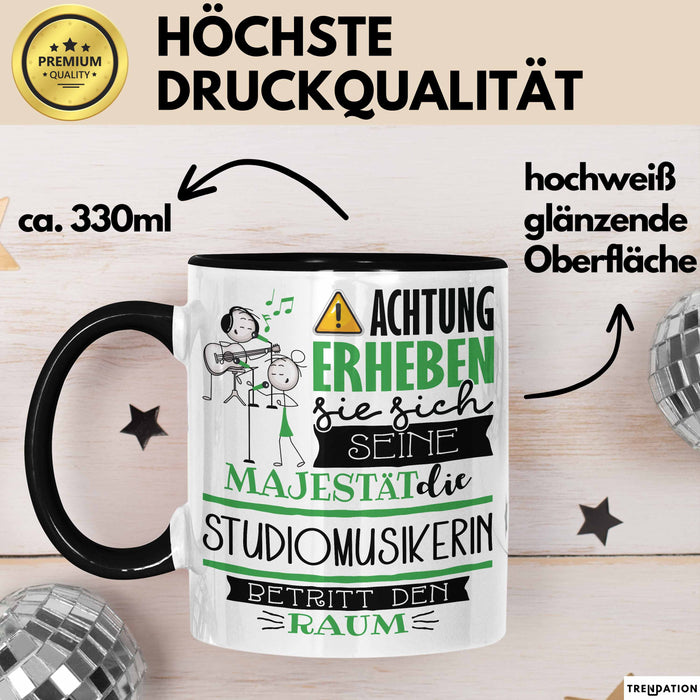 Studiomusikerin Tasse Geschenk Lustiger Spruch Bitte Erheben Sie Sich Seine Majestät Die Studiomusikerin Betritt Den Raum Schwarz Trendation