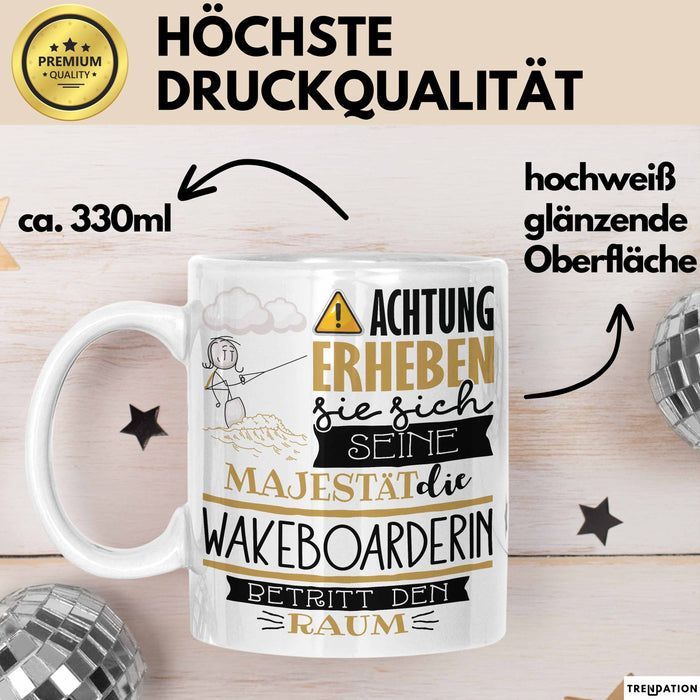 Wakeboarderin Tasse Geschenk Lustiger Spruch Bitte Erheben Sie Sich Seine Majestät Die Wakeboarderin Betritt Den Raum Weiß Trendation