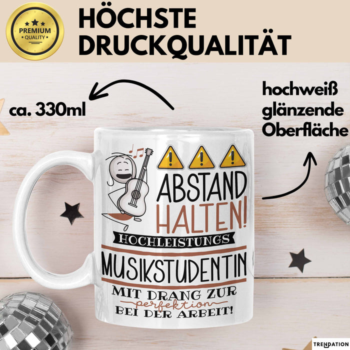 Musikstudentin Tasse Geschenk Lustig Abstand Halten Hochleistungs-Musikstudentin Mit Drang Zur Perfektion Bei Der Arbeit Weiß Trendation