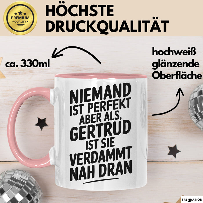 Gertrud Tasse Geschenk Niemand Ist Perfekt Gertrud Verdammt Nah Dran Geschenkidee Rosa Trendation