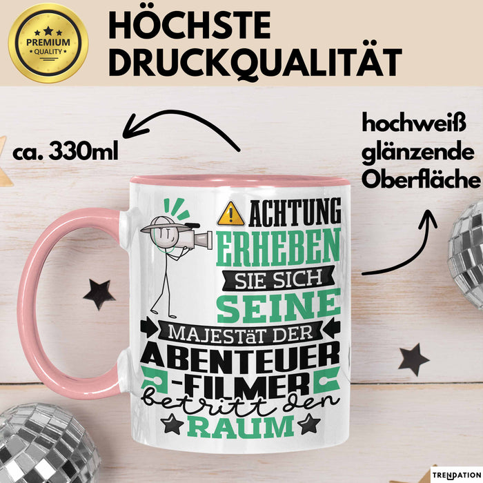 Abenteuerfilmer Geschenk Tasse Lustiger Spruch Erheben Sie Sich Der Abenteuerfilmer Betritt den Raum Rosa Trendation