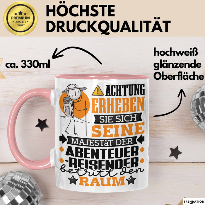 Abenteurreisender Geschenk Tasse Lustiger Spruch Erheben Sie Sich Der Abenteurreisender Betritt den Raum Rosa Trendation