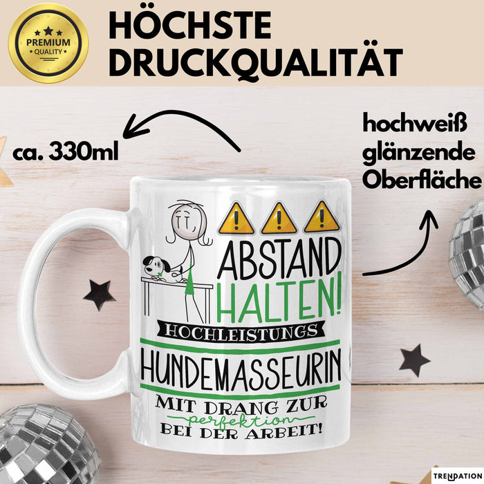 Hundemasseurin Tasse Geschenk Lustig Abstand Halten Hochleistungs-Hundemasseurin Mit Drang Zur Perfektion Bei Der Arbeit Weiß Trendation
