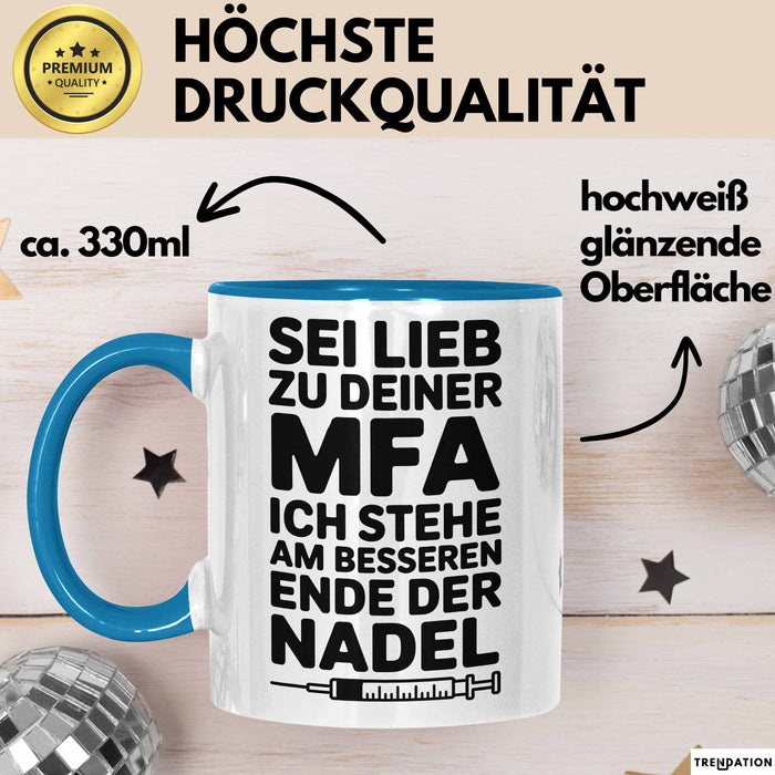 Medizinischer Assistent Arzt Tasse Geschenk Lustige Geschenkidee Spruch Sei Lieb Zu Deiner Mfa Ich Stehe Am Besseren Ende Der Nadel Blau Trendation