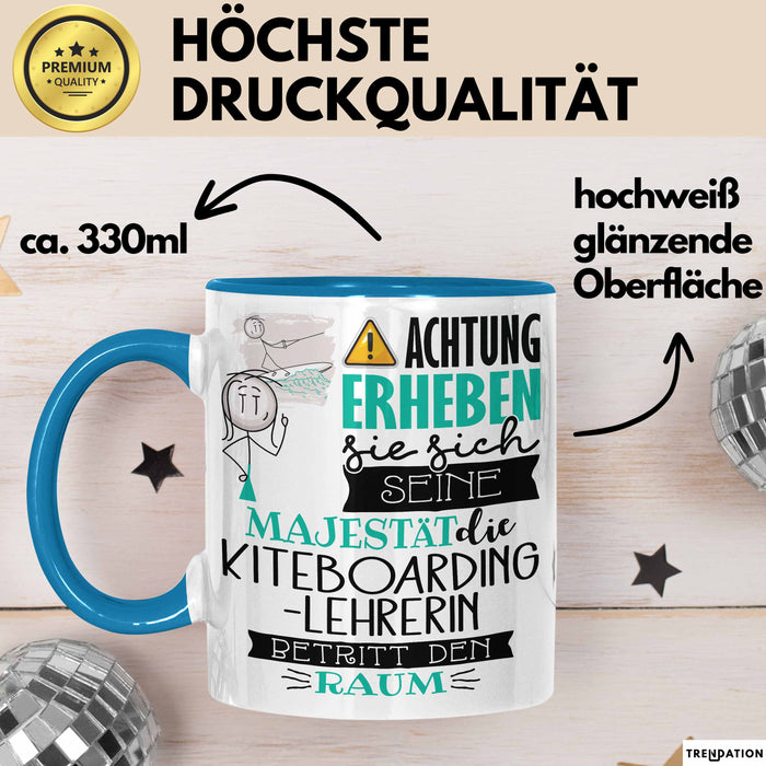 Kiteboarding-Lehrerin Tasse Geschenk Lustiger Spruch Bitte Erheben Sie Sich Seine Majestät Die Kiteboarding-Lehrerin Betritt Den Raum Blau Trendation