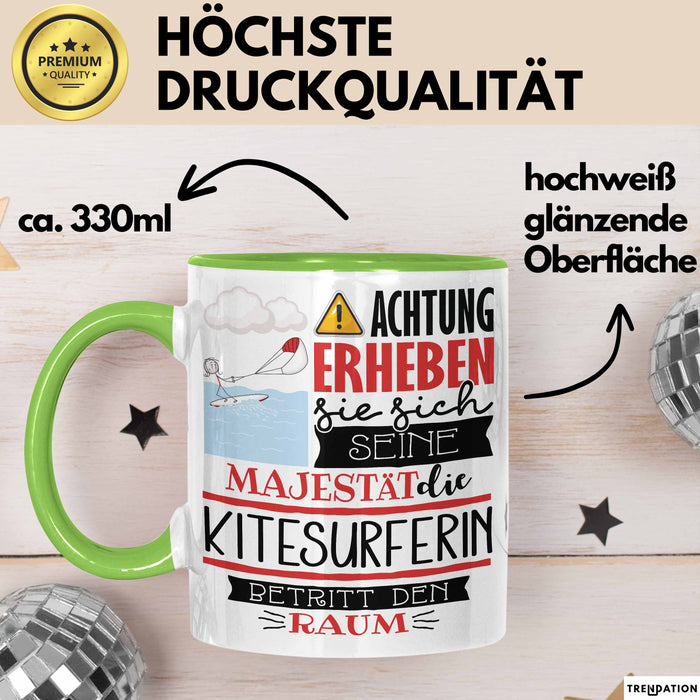 Kitesurferin Tasse Geschenk Lustiger Spruch Bitte Erheben Sie Sich Seine Majestät Die Kitesurferin Betritt Den Raum Grün Trendation