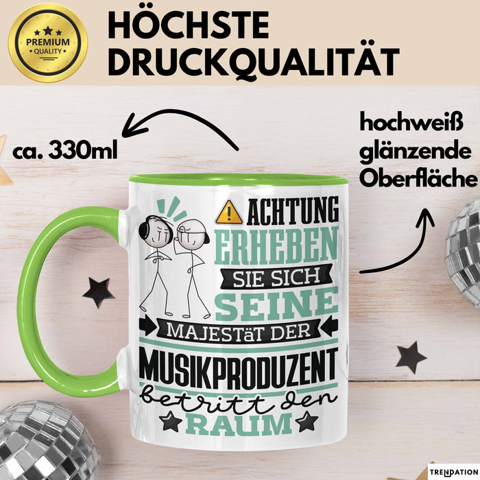 Musikproduzent Geschenk Tasse Lustiger Spruch Erheben Sie Sich Der Musikproduzent Betritt den Raum Grün Trendation