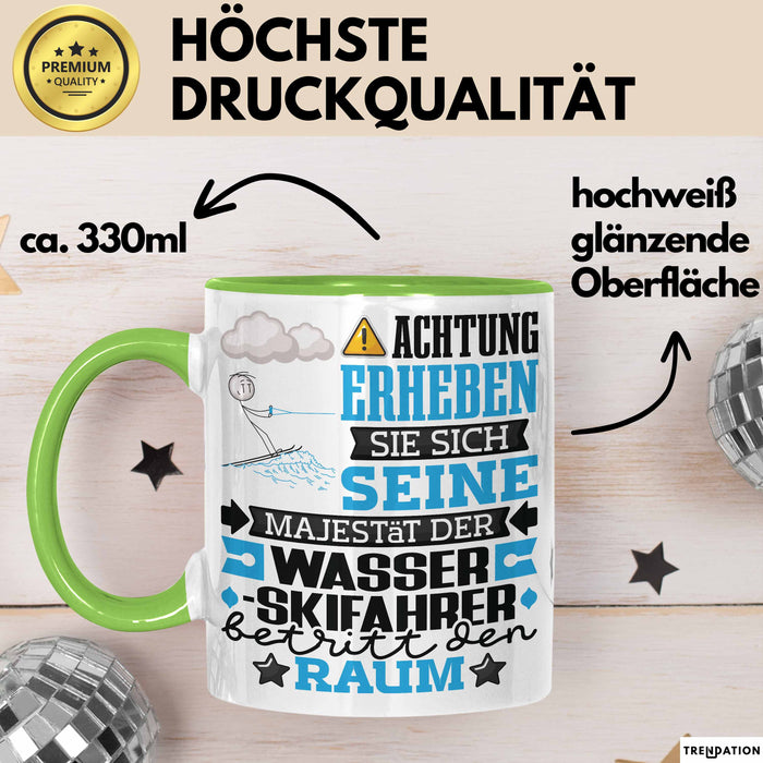 Wasserskifahrer Geschenk Tasse Lustiger Spruch Erheben Sie Sich Der Wasserskifahrer Betritt den Raum Grün Trendation