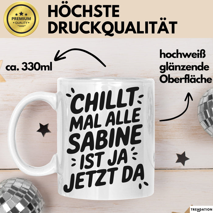 Sabine Tasse Geschenk Chillt Mal Alle Sabine Ist Ja Jetzt Da Geschenkidee Becher mit Name Weiß Trendation