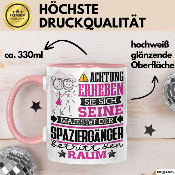 Spaziergänger Geschenk Tasse Lustiger Spruch Erheben Sie Sich Der Spaziergänger Betritt den Raum Rosa Trendation