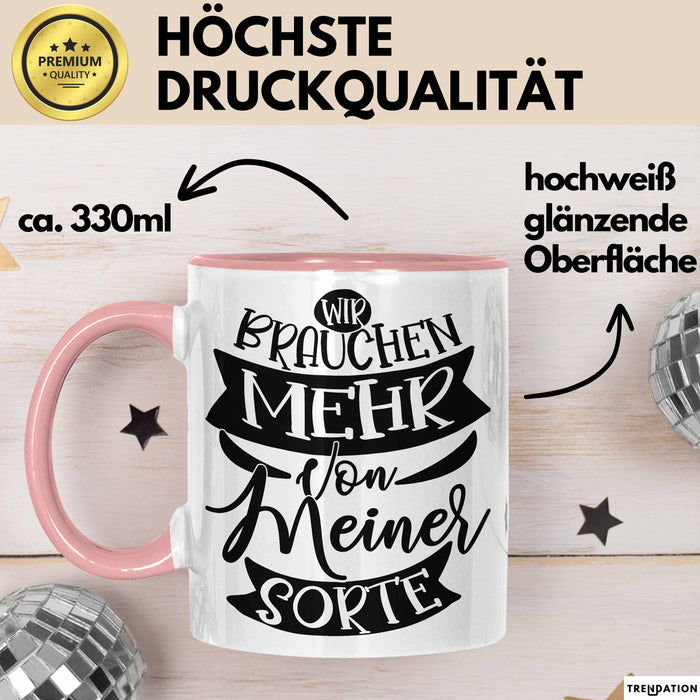 Lustiger Spruch Kaffee-Becher Geschenk für Kollegen Wir Brauchen Mehr Von Meiner Sorte Tasse Rosa Trendation