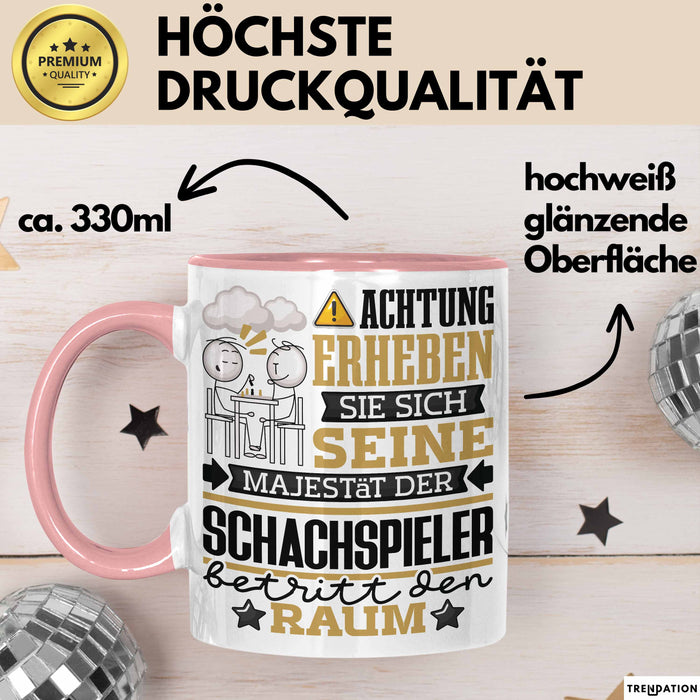 Schachspieler Geschenk Tasse Lustiger Spruch Erheben Sie Sich Der Schachspieler Betritt den Raum Rosa Trendation
