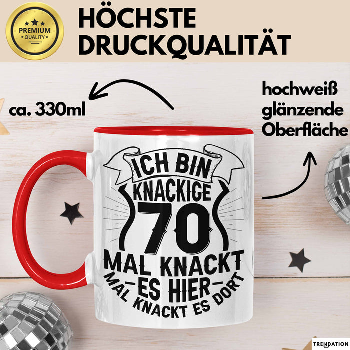 70er Geburtstag Geschenk Männer Frauen Ich Bin Knackige 70 Tasse Geschenkidee Lustiger Spruch Opa 70. Geburtstag Kaffee-Becher Rot Trendation