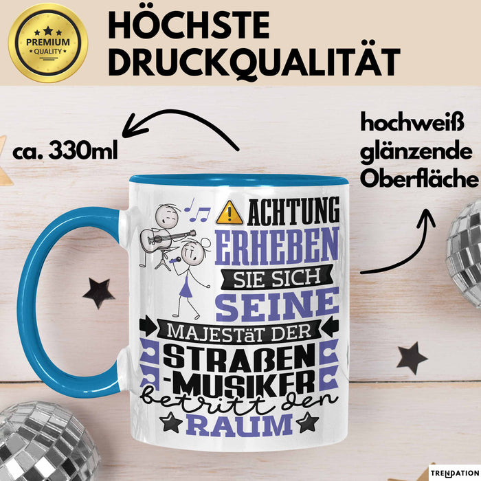 Straßenmusiker Geschenk Tasse Lustiger Spruch Erheben Sie Sich Der Straßenmusiker Betritt den Raum Blau Trendation
