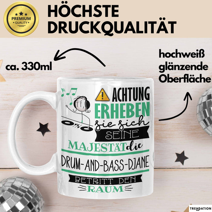 Drum-and-Bass-DJane Tasse Geschenk Lustiger Spruch Bitte Erheben Sie Sich Seine Majestät Die Drum-and-Bass-DJane Betritt Den Raum Weiß Trendation