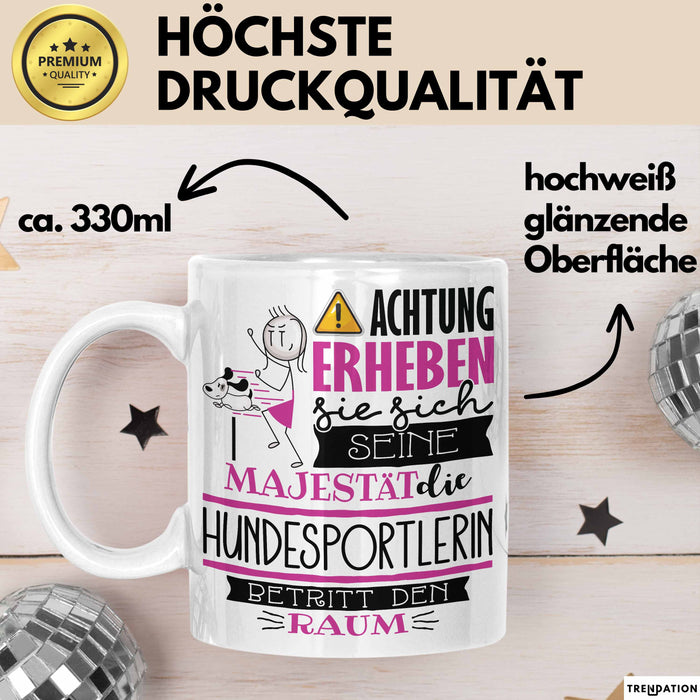 Hundesportlerin Tasse Geschenk Lustiger Spruch Bitte Erheben Sie Sich Seine Majestät Die Hundesportlerin Betritt Den Raum Weiß Trendation
