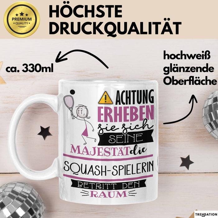 Squash-Spielerin Tasse Geschenk Lustiger Spruch Bitte Erheben Sie Sich Seine Majestät Die Squash-Spielerin Betritt Den Raum Weiß Trendation