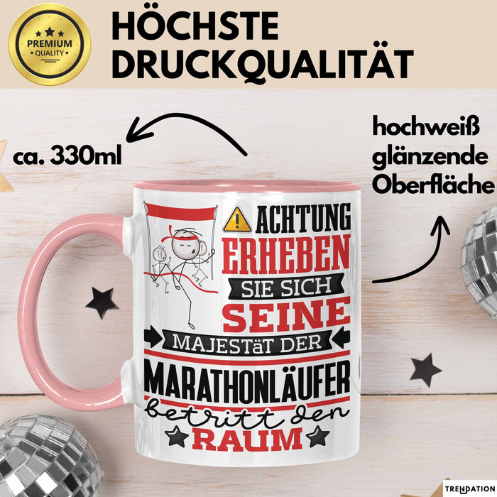 Marathonläufer Geschenk Tasse Lustiger Spruch Erheben Sie Sich Der Marathonläufer Betritt den Raum Rosa Trendation
