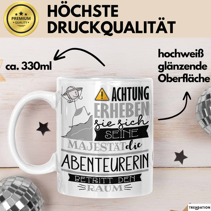 Abenteurerin Tasse Geschenk Lustiger Spruch Bitte Erheben Sie Sich Seine Majestät Die Abenteurerin Betritt Den Raum Weiß Trendation