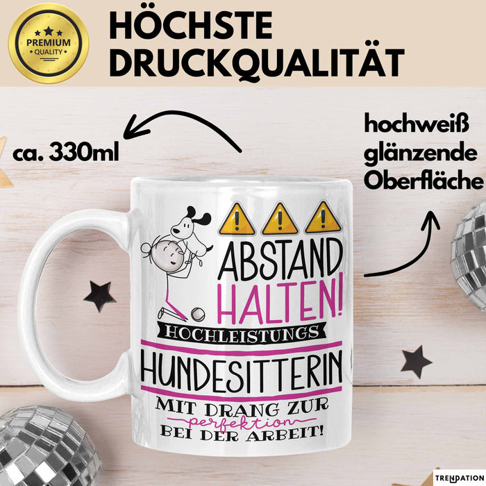 Hundesitterin Tasse Geschenk Lustig Abstand Halten Hochleistungs-Hundesitterin Mit Drang Zur Perfektion Bei Der Arbeit Weiß Trendation