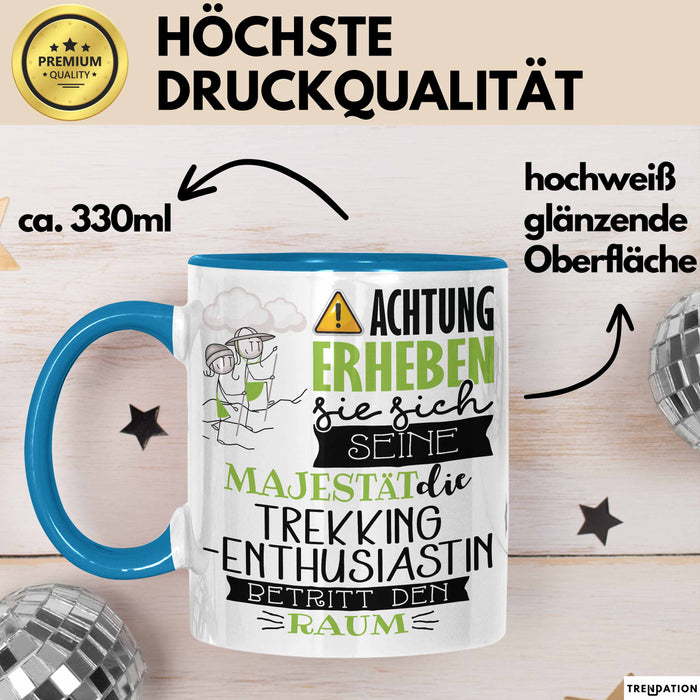 Trekking-Enthusiastin Tasse Geschenk Lustiger Spruch Bitte Erheben Sie Sich Seine Majestät Die Trekking-Enthusiastin Betritt Den Raum Blau Trendation