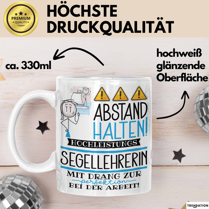 Segellehrerin Tasse Geschenk Lustig Abstand Halten Hochleistungs-Segellehrerin Mit Drang Zur Perfektion Bei Der Arbeit Weiß Trendation