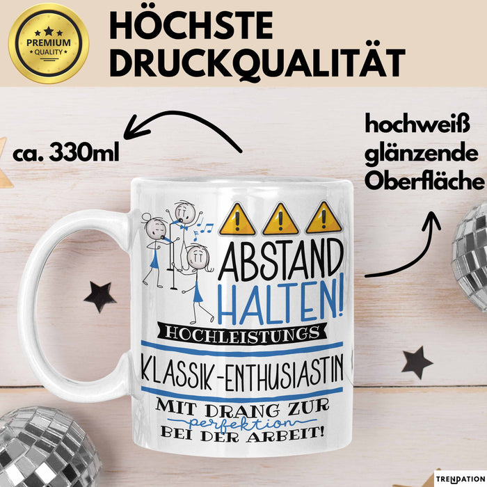 Klassik-Enthusiastin Tasse Geschenk Lustig Abstand Halten Hochleistungs-Klassik-Enthusiastin Mit Drang Zur Perfektion Bei Der Arbeit Weiß Trendation