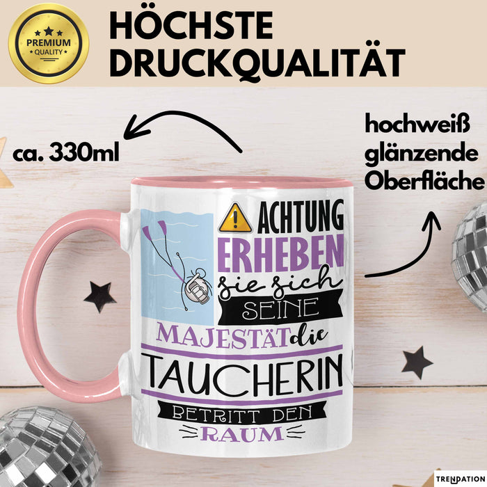 Taucherin Tasse Geschenk Lustiger Spruch Bitte Erheben Sie Sich Seine Majestät Die Taucherin Betritt Den Raum Rosa Trendation