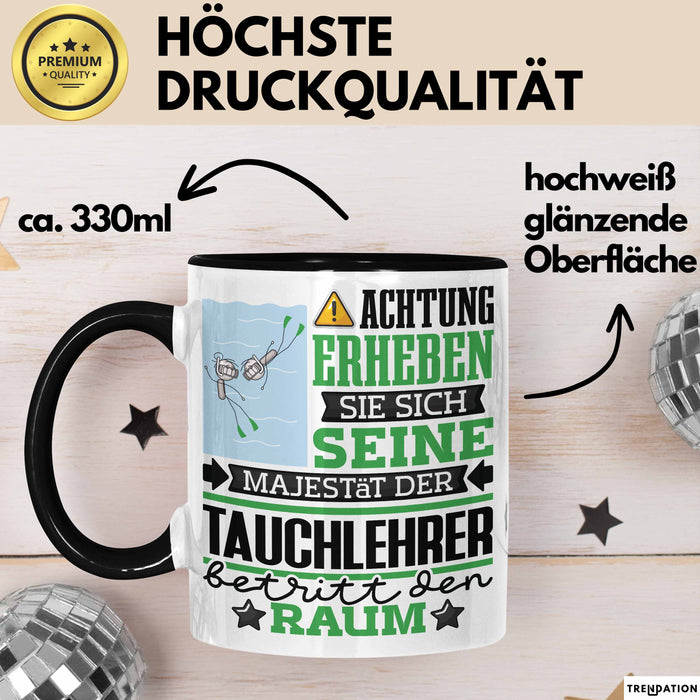 Tauchlehrer Geschenk Tasse Lustiger Spruch Erheben Sie Sich Der Tauchlehrer Betritt den Raum Schwarz Trendation