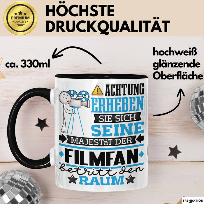 Filmfan Geschenk Tasse Lustiger Spruch Erheben Sie Sich Der Filmfan Betritt den Raum Schwarz Trendation