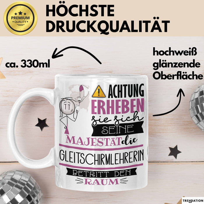 Gleitschirmlehrerin Tasse Geschenk Lustiger Spruch Bitte Erheben Sie Sich Seine Majestät Die Gleitschirmlehrerin Betritt Den Raum Weiß Trendation