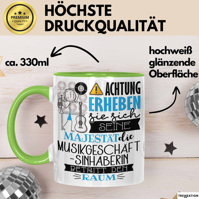 Musikgeschäftsinhaberin Tasse Geschenk Lustiger Spruch Bitte Erheben Sie Sich Seine Majestät Die Musikgeschäftsinhaberin Betritt Den Raum Grün Trendation