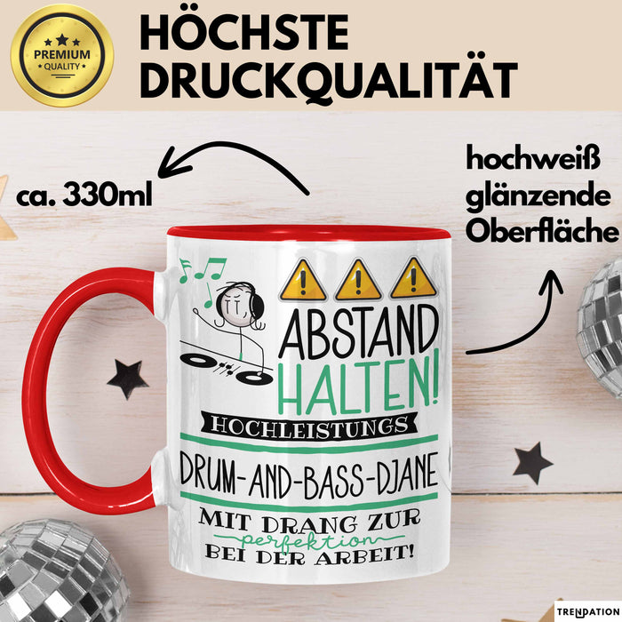 Drum-and-Bass-DJane Tasse Geschenk Lustig Abstand Halten Hochleistungs-Drum-and-Bass-DJane Mit Drang Zur Perfektion Bei Der Arbeit Rot Trendation