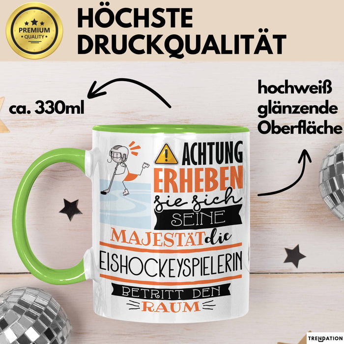 Eishockeyspielerin Tasse Geschenk Lustiger Spruch Bitte Erheben Sie Sich Seine Majestät Die Eishockeyspielerin Betritt Den Raum Grün Trendation